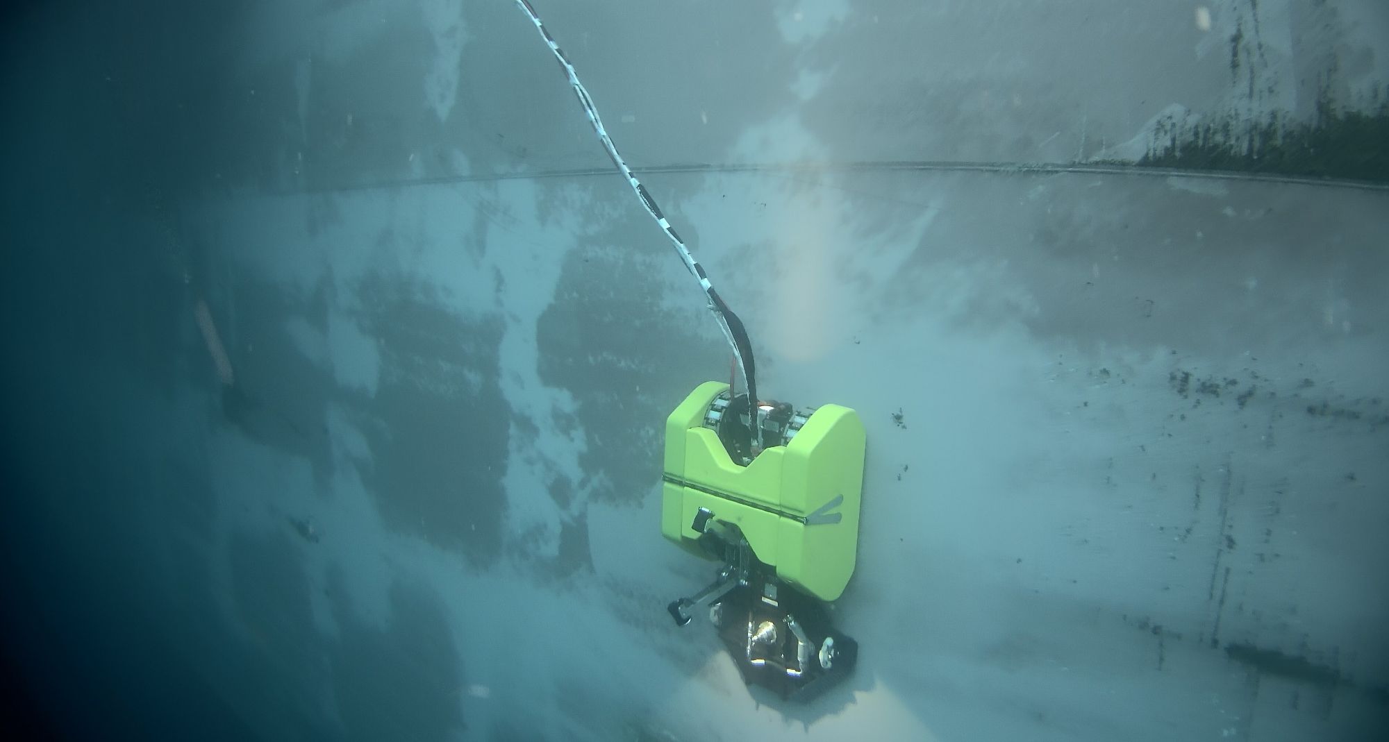 Hull cleaning unit working on a ship's underwater hull