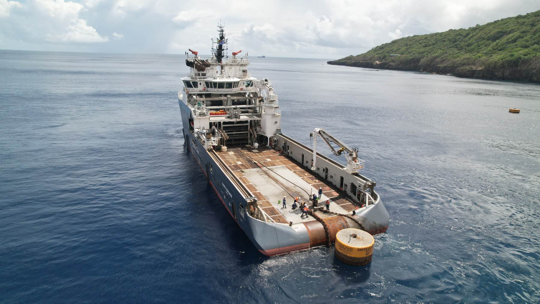Offshore support vessel during mooring operations